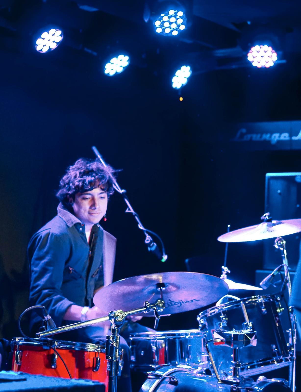 Carlos Perez Mendoza playing drums with Soneffs