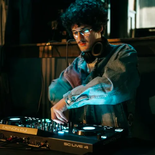 DJ Danac pinchando música en un evento